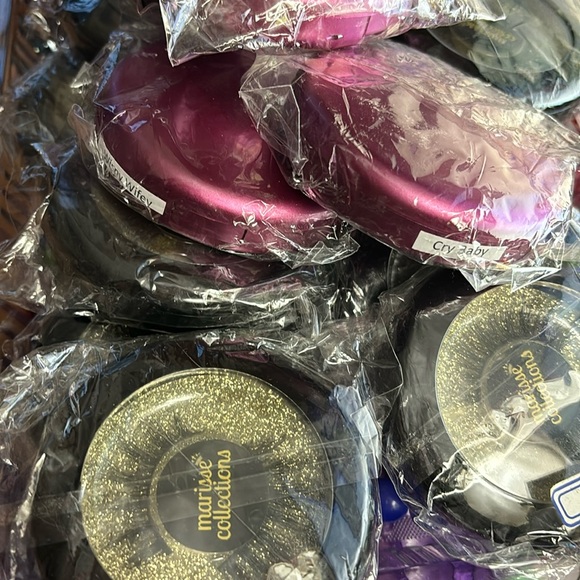 PLEASE LIKE TO JOIN THE FALSE LASHES LIVE SHOW November 14 @7:29 pm🇨🇦 - Picture 1 of 6